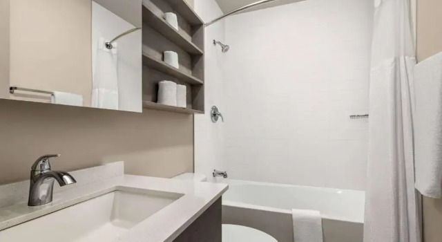 Четырёхместный номер Standard Microtel Inn & Suites by Wyndham Dorval
