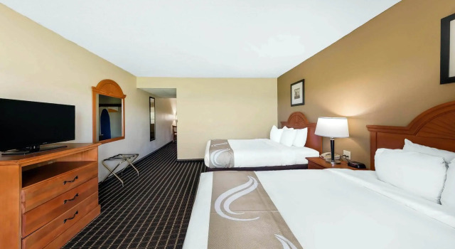 Quality Inn & Suites Sevierville - Pigeon Forge, Забронировать Отель Севьервилл Great Smoky Mountains National Park, рядом с Sevierville Historic Walking Trail