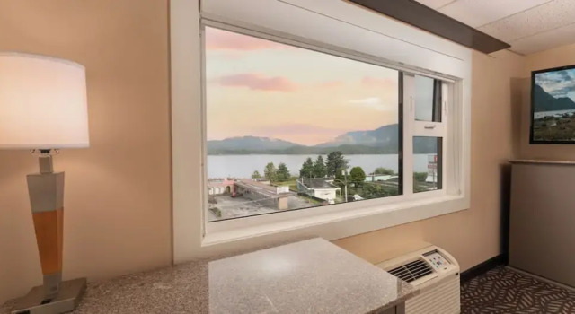 Номер Premier Prestige Oceanview Hotel Prince Rupert