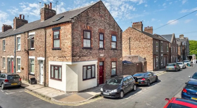 Beautiful Chestnut Cottage in York for 5 W/patio