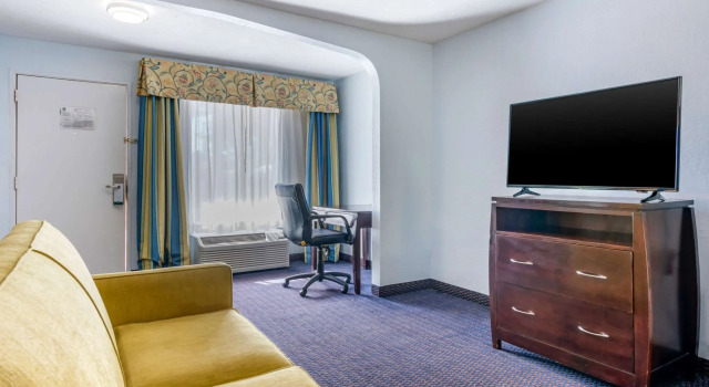 Quality Inn Sarasota North Near Lido Key Beach, Забронировать Отель Сарасота Sarasota Area, рядом с Художественный музей Джона и Мейбл Ринглинг