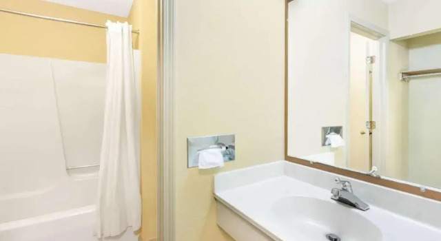 Номер Standard Days Inn and Suites Kalamazoo
