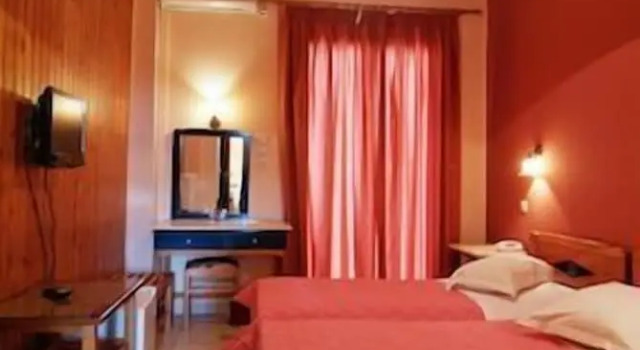 Трёхместный номер Standard с балконом и с видом на город Hotel Varonos