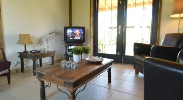 Modern Holiday Home in the Heart of France for up to 10 People, Varaa Hotelli  