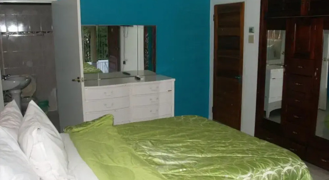 9 bed Villa Montego 10 Minute Walk to the Beach, Забронировать Вилла Отели Монтего-Бэй с парковкой, Парковка