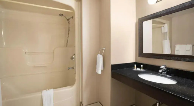 Номер Standard Days Inn by Wyndham Stouffville