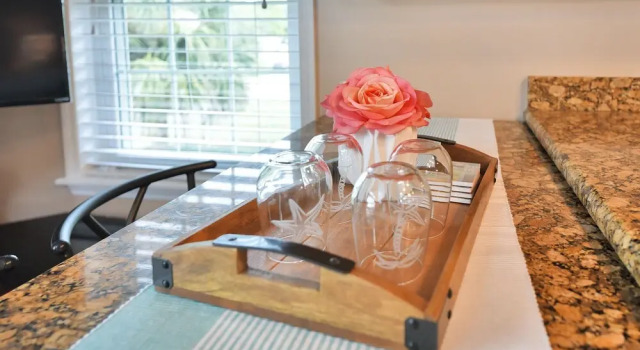 Sunshine Hideaway - Large Studio - Pet Friendly, Забронировать Отель Джексонвилл-Бич Jacksonville Coast, рядом с Заповедник Крадл-Крик