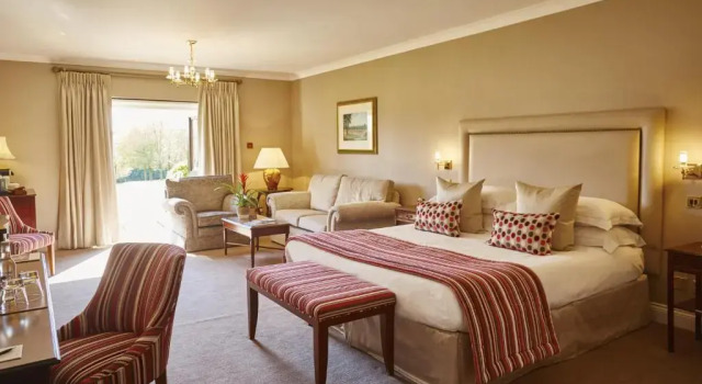 Полулюкс Ashdown Park Hotel