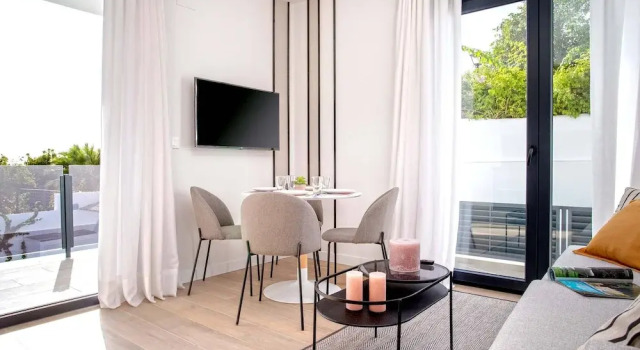 Beautiful 1 bd With 2 Private Terraces Pool and Parking Arruzafa III