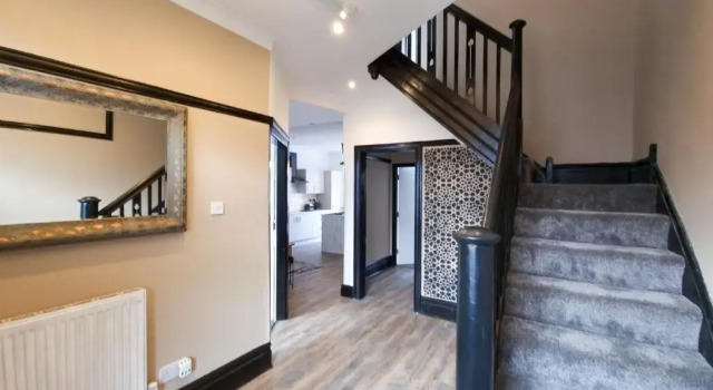 Коттедж с 6 комнатами Stylish King Bed Suite - Family/ Contractor