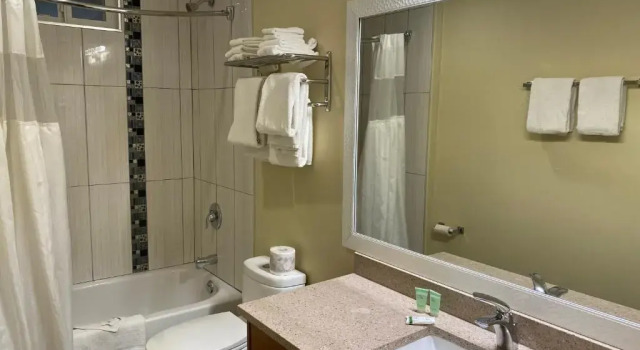 Четырёхместный номер Deluxe Sahara Courtyard Inn & Suites Osoyoos