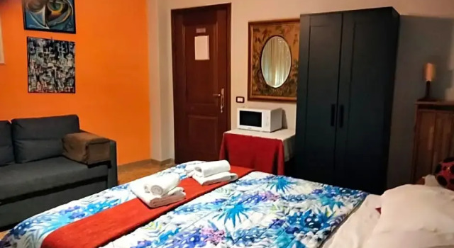Paola and Mirko B&B, Prenota Bed & breakfast San Giovanni. Roma