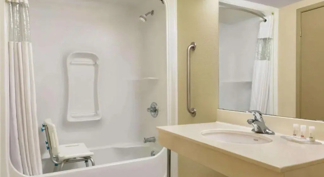Номер Standard Days Inn & Suites by Wyndham Thompson