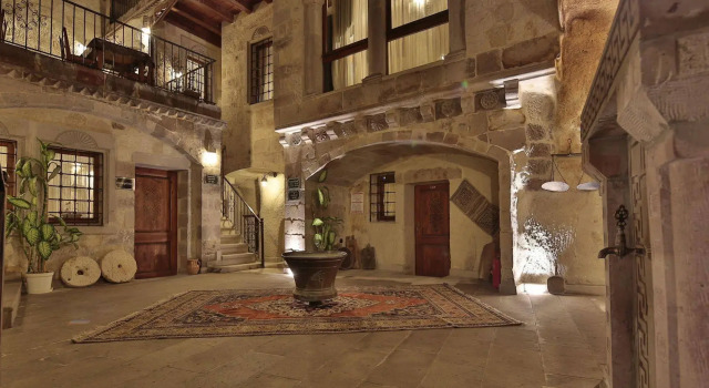 Explorer Cave Hotel