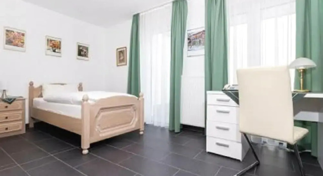 Hotel Garni Jacobs, Забронировать Отель Кессених Бонн, рядом с Германский национальный музей современной истории Haus der Geschichte der