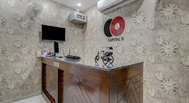 Capital O 30699 Lrc Hotel And Banquet, Забронировать Отель Отели штата Харьяны с парковкой, Парковка
