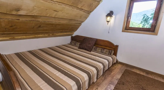 Rural House With Splendid Mountains View, 2 Terraces, Nice Veranda Lovely Garden, Book Hotel Buzim 