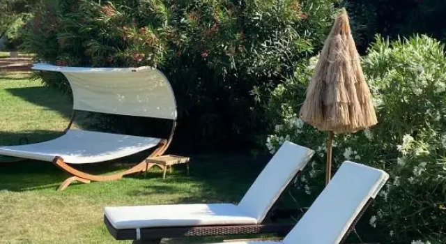 Le Patio, chambres d hôtes pour adultes en Camargue, possibilité de naturisme à la piscine,, Rezerwuj Hotel Aimargues Gard