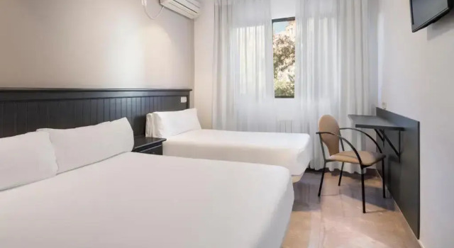 Трёхместный номер Standard Hotel Victoria Valdemoro