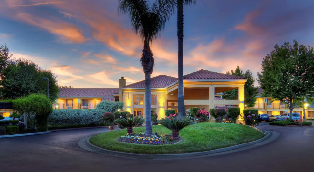Кровать в общем номере Best Western Plus Dixon Davis