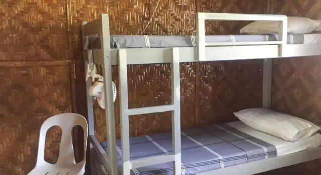Кровать в общем номере Beach House Resort and Dive Center