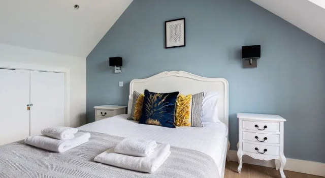 Elegant 2 Bed Flat with Balcony in Finchley