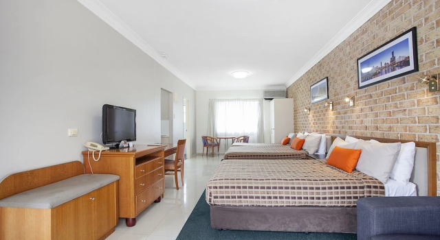 Трёхместный номер Standard с балконом Coopers Colonial Motel
