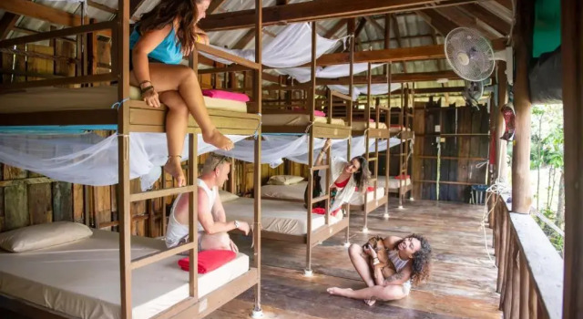 Кровать в общем номере Mad Monkey Koh Rong Samloem