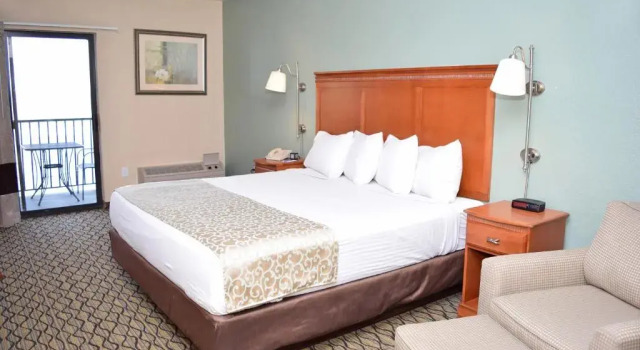 Номер Standard с балконом и с видом на озеро Beachfront Hotel Houghton Lake