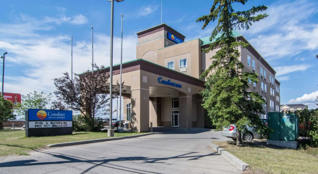 Comfort Inn & Suites Airport South, Book Hotel Hotels in Calgary with a Pool, Swimming Pool