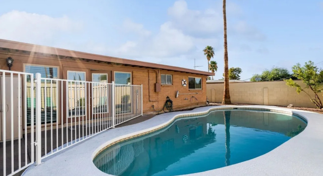 Коттедж Family-friendly Desert Oasis 5 Bedroom Home by RedAwning