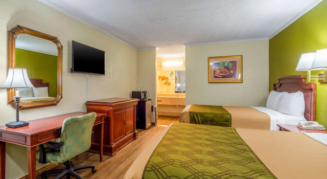 Четырёхместный номер Standard Rodeway Inn & Suites Fort Jackson