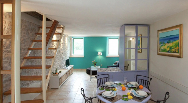 Beautiful Holiday Home on the Island Brac, With the Sea and a Small Beach in Front of the Door, Prenota Casa vacanze Pučišća 