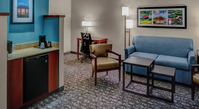 Четырёхместный номер Standard с балконом Courtyard by Marriott Riverfront New Bern