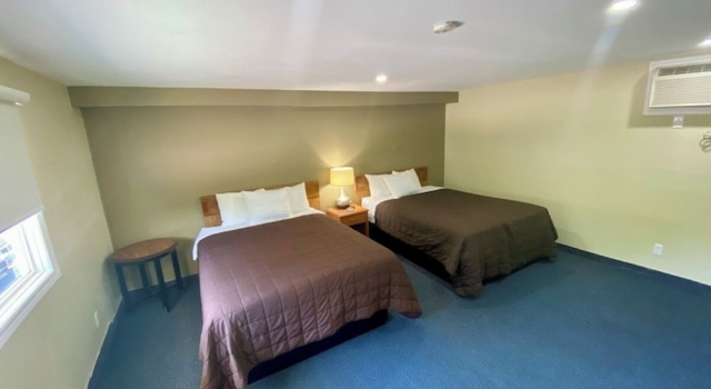 Четырёхместный номер Deluxe Kings Inn Orillia