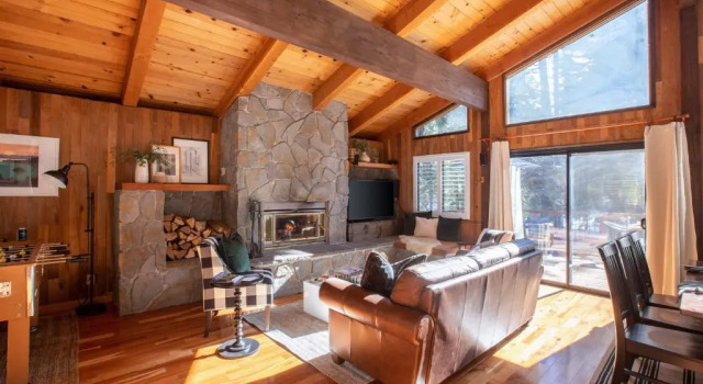 Polaris by Avantstay Woodsy Tahoe Cabin With Spacious Deck Close to Lake