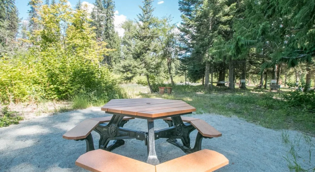 Serenity Pines Lodge in Shugart Flats, Book Feriehus Hoteller i Plain med parkering, Parkering