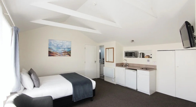 Люкс с 2 комнатами с балконом Riverlodge Motel
