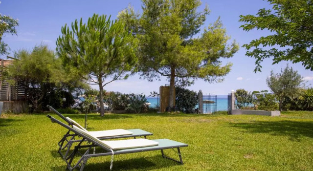 Вилла Villa Aurora – Beachfront, 2mins to Mamalouka and Blue Carpet
