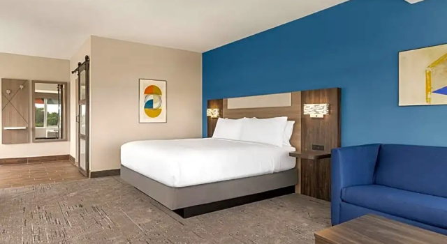 Двухместный люкс с видом на реку Holiday Inn Express & Suites Evansville Downtown