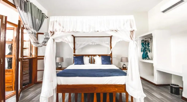 Люкс с видом на бассейн The Golden Blue Luxury Hotel