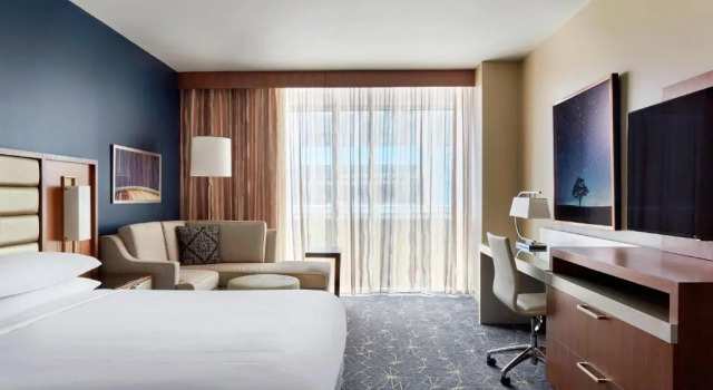 Номер Standard с видом на бассейн Marriott Marquis Houston