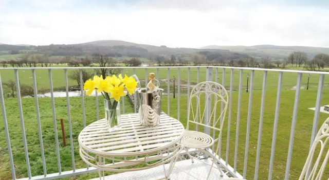 The Granary, Dee Valley Escape With hot tub