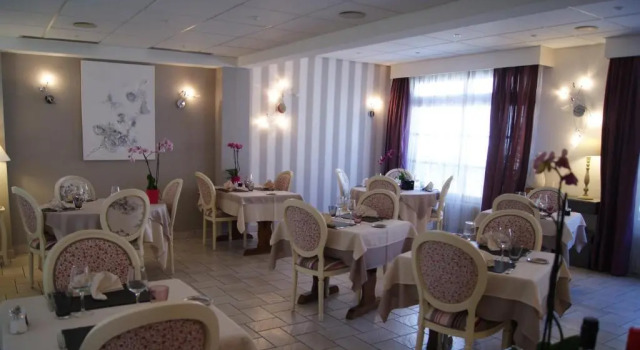 Четырёхместный номер Standard Logis Hotel Restaurant des Voyageurs