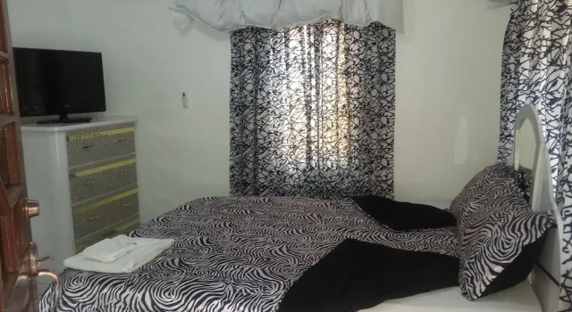 Sweets Guest House, Забронировать Гостевой дом Отели Монтего-Бэй с парковкой, Парковка