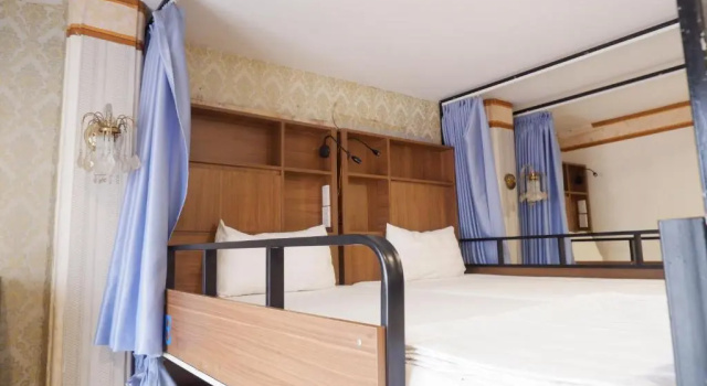 Кровать в общем номере Group Nest Hotel