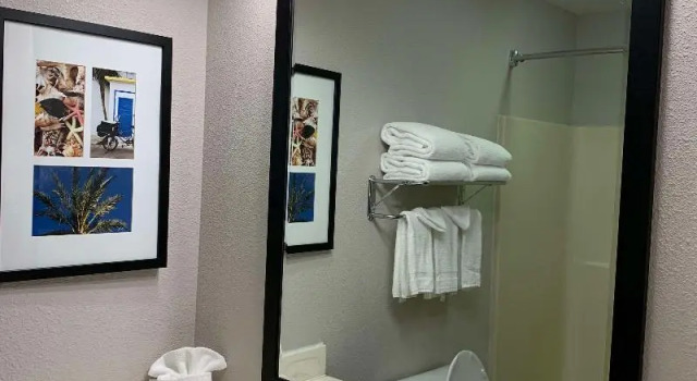 Четырёхместный номер Standard Country Inn & Suites by Radisson Kenosha - Pleasant Prairie