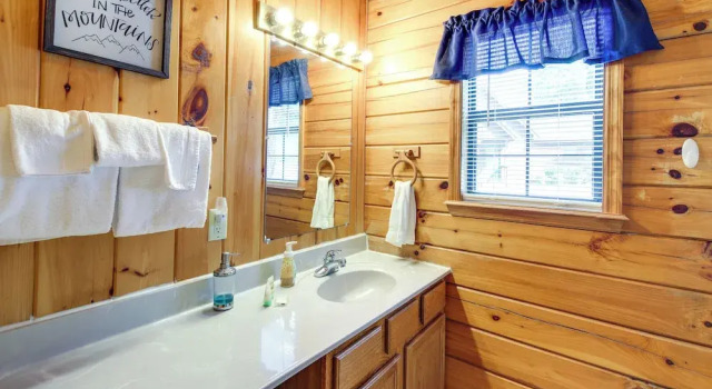Коттедж Tennessee Cabin w/ Balcony, Hot Tub & Pool Access!