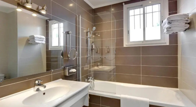 Трёхместный номер с видом на сад Hôtel & Spa Les Mouettes