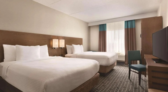 Четырёхместный номер Standard Park Inn by Radisson Brampton, ON